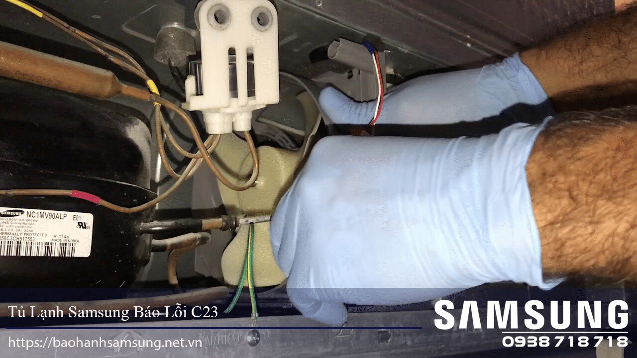 Temperature troubleshooting technician repairing Samsung refrigerator cooling system in Vietnam.